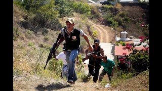 Autodefensas avanzan hacia Lázaro Cárdenas [upl. by Jordans]