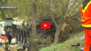 LKW überschlägt sich und fällt massiven Baum [upl. by Sukhum]