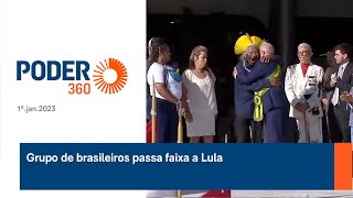 Grupo de brasileiros passa faixa a Lula [upl. by Eus688]