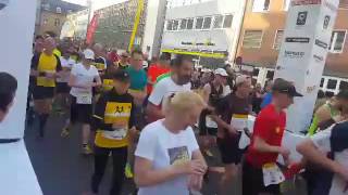 Start der Halbmarathonis bim BonnMarathon [upl. by Anaerda876]