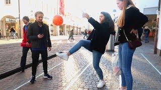 FUßBALL CHALLENGE AUF DER STRAßE ⚽😎  Street Comedy [upl. by Tuckie]