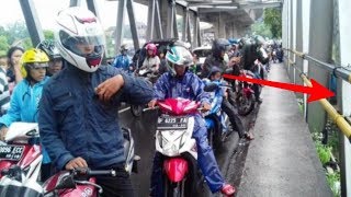 Warga HEBOH  Saat Lihat Sosok Penampakan Ikan Raksasa ini Di Sungai [upl. by Ardnnaed]