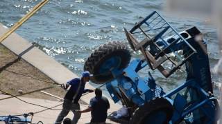 Gradall 534D6 Forklift gets stuck against the Disney Wonder Cruise Ship in Puerto Vallarta  Mexico [upl. by Wobniar]