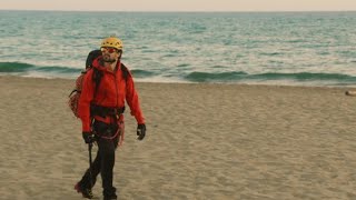 Il Soccorso Alpino e lo spot sulla sicurezza in montagna «Perché in quota andate in infradito» [upl. by Eittod984]