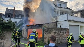 Garagenbrand greift auf Wohnhaus über  2 Alarmstufenerhöhungen in KönigswinterAltstadt am 11823 [upl. by Emad]