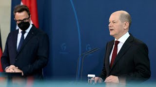 Scholz stellt weitere Sanktionen gegen Russland in Aussicht  AFP [upl. by Sindee]