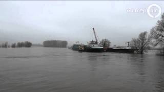 Vrachtschip vast op IJssel bij Brummen [upl. by Yelsnia]