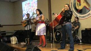 La Santa Cecilia  En El Ultimo Trago [upl. by Bilac267]