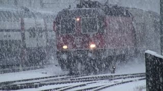 Der Schnee kommt die Bahn fährt Züge im Schnee trainsnowwinter [upl. by Arodnahs]