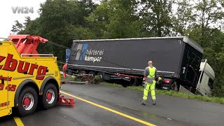 04092024  VN24  LKW rutscht in einen Wald  Neuer Abschleppwagen das erste mal in Gebrauch [upl. by Annert]