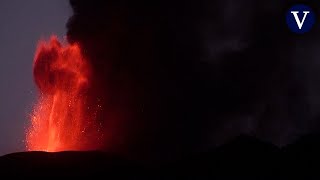 El volcán Etna entra en erupción arrojando lava humo y ceniza [upl. by Nylrahc]