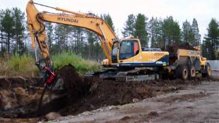 Hyundai R 290 LC9 with Indexator ® Rototilt loading Volvo A25C [upl. by Stepha]