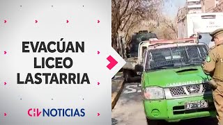 EVACÚAN LICEO LASTARRIA por supuesta bomba de ruido Según testigos hubo 2 explosiones en baños [upl. by Anaet]