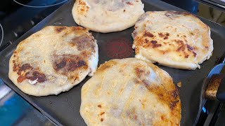 Como hacer pupusas revueltas de chicharrón frijol y queso mozarella [upl. by Ivens]