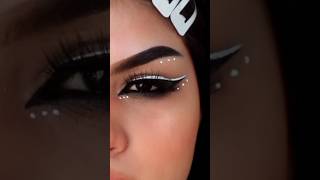 Easy graphic eyeliner tutorial eyelinertoturial eyelinnerhack shorts [upl. by Idnahc]