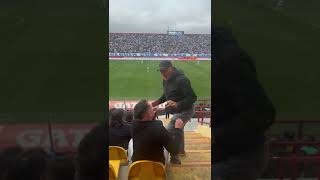 PAPÁ de NICOLÁS CASTILLO se AGARRÓ en la TRIBUNA en el CLÁSICO entre udechile y loscruzados [upl. by Santana]