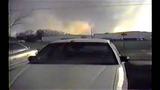 F3 Tornado hits a house in Caruthersville Missouri April 2 2006 [upl. by Morse394]