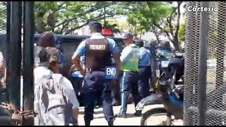 Graban a policías agrediendo a joven en la Catedral de Managua por portar bandera azul y blanco [upl. by Ellevehc]