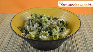 Insalata di pasta con pesto di rucola e salmone  Gnam Gnam [upl. by Brigida]