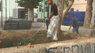 Napoli  Poggioreale i cittadini pagano ragazzi per ripulire la piazza 230915 [upl. by Elletnuahc]