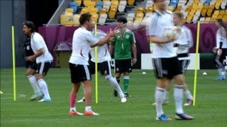 Euro2012 léquipe dAllemagne à lentraînement [upl. by Ymas]