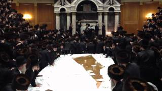 Sanz Klausenburg Rebbe by the Apple Tish Neeelas Hachag 5772 [upl. by Felicidad]