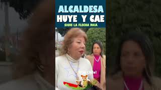 Alcaldesa huye de vecinos y se cae al piso [upl. by Mauri350]