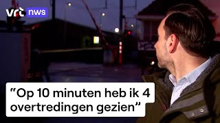 Fietser steekt gesloten spoorweg over tijdens interview [upl. by Lebezej]