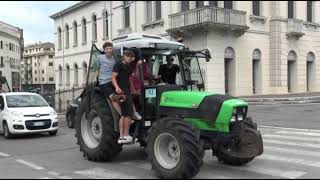 Sfilata dei trattori per lultimo giorno di scuola Enologica dellIstituto Cerletti a Conegliano [upl. by Eniretak]