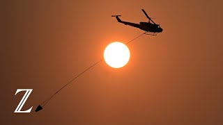 Feuerwehr bekämpft Waldbrände in Australien aus der Luft [upl. by Esnohpla662]