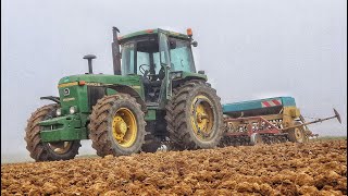 SEMIS DE BLÉ AVEC LE BULL DE CHEZ JOHN DEERE [upl. by Parrott]