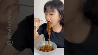 Cece makan mie hitam terlarang dewivanow miehitam jajangmyeong challange ketaatan [upl. by Nwahsuq]