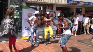 Caleños bailando salsa chocke en la Plaza de Caycedo Cali 18 de diciembre de 2014 y qué pasó [upl. by Eelrebmik]