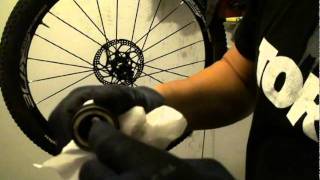 Mantenimiento MTB Limpieza y engrase del nucleo en una MAVIC CROSSRIDE [upl. by Jessy404]