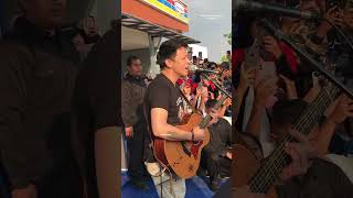 Ariel nyanyi di indomaret indomaret arielnoah noahband [upl. by Nortad61]