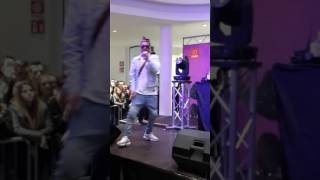 Sfera Ebbasta  OGNT senza autotune live  Tiare Shopping Gorizia [upl. by Lapo]