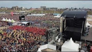 2000 DRUMMERS ON THE BEACH  FOUR HORIZONS CONCERT VIDEO [upl. by Hermon456]