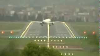 Mad Piloting Landing Skills Through Extremely Windy Weather [upl. by Hoopen872]