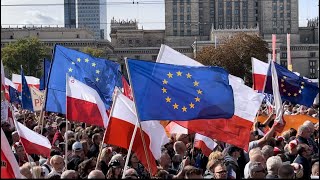 The Polish opposition organizes a million hearts march in Warsaw before the elections [upl. by Angadreme]