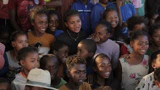 Enfance dans le sud de Madagascar  Mirado chez lhabitant  Projection au village [upl. by Kesley]