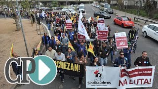 Em greve servidores de Porto Alegre fazem manifestação [upl. by Nylkaj28]