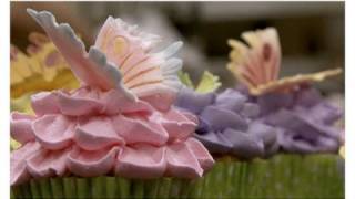 Perfect cupcake icing How to make Italian meringue buttercream Part 1 [upl. by Adnomal]