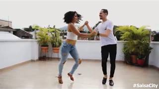 Salsa Caleña Pareja Bailando en Cali Colombia 🔥🔥🔥 [upl. by Kcerb]