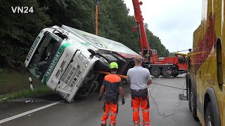 08072020  VN24  Sattelzug stürzt auf die Seite  Gemüse und Blumen müssen umgeladen werden [upl. by Ramma]