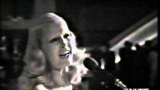 PATTY PRAVO canta a Senza Rete quotTUTTAL PIU quot cè il testo senza playback [upl. by Hsara940]