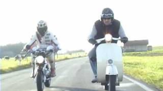 125ccm Duell Vespa V50 vs Bpr Minibike Harte MännerWeiche Reifen  Kurzfilm [upl. by Idnor]