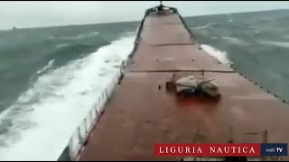 Onda anomala spezza la nave in due Le immagini dalla plancia [upl. by Hazen]