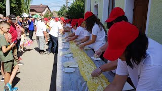 Magánrepülőgéppel érkezett Budapestről Torjára hogy megkóstolja a 60 méteres túrós puliszkát [upl. by Orlena]