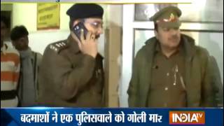 Miscreants Loot 2 SLR Guns from Policemen  India TV [upl. by Inot587]