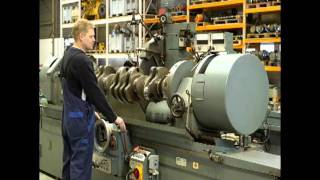 Krukas slijpen  crankshaft grinding  kurbelwelle schleifen DIESELSERVICE EMMELOORD [upl. by Gruchot]